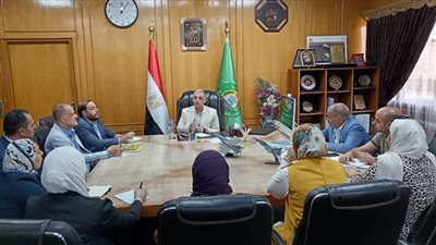 محافظ الإسماعيلية يناقش آليات تحسين معدلات التنمية البشرية بالمحافظة 