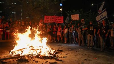 متظاهرون يهددون بإحراق إسرائيل حال فشل صفقة التبادل