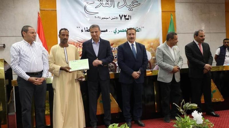 وزير الزراعة يسلم