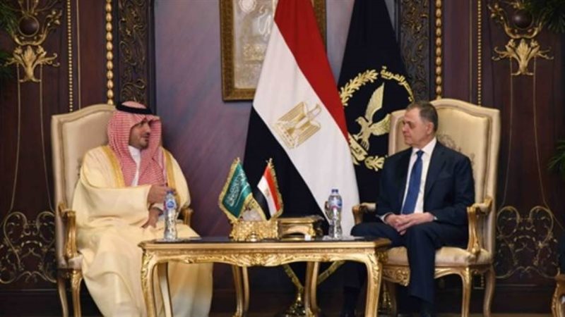 وزير الداخلية مع