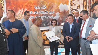 محافظ البحيرة توزع عقود تمليك ومعدات الزراعية وشهادات تقدير لأبطال الإنتاج الزراعي والحيواني