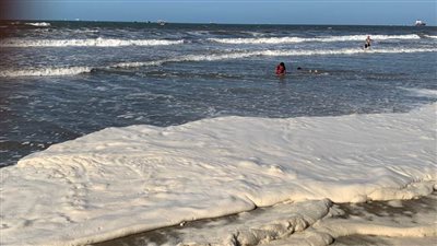 بالصور.. زبد بحر بورسعيد يظهر بكميات كبيرة مع ارتفاع الأمواج بالشاطئ