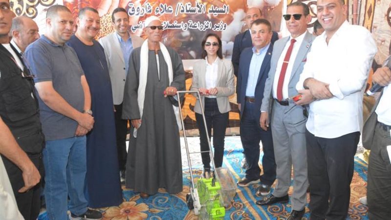 محافظ البحيرة تسلم