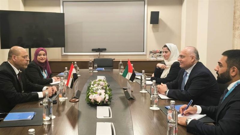 وزير العمل يلتقي