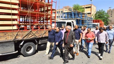 محافظ أسيوط يشهد تسليم قافلة المقاعد المدرسية الجديدة لمديرية التربية والتعليم