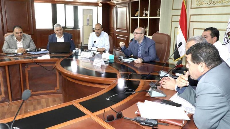 اجتماع محافظ بنى