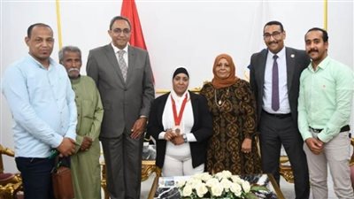 محافظ قنا يكرم البطلة صفاء النجار صاحبة ميدالية الألعاب البارالمبية بباريس