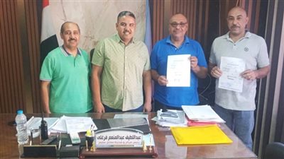 رئيس مركز ساحل سليم بأسيوط يسلم نموذج 