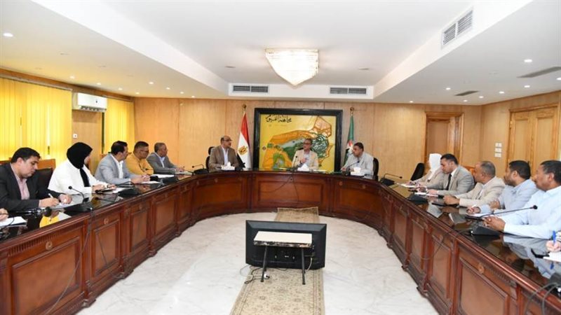 محافظ الفيوم خلال