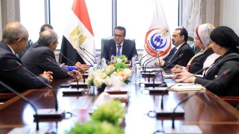 وزير الصحة في اجتماع