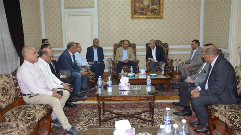 محافظ الغربية ووزير