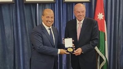 تسليم جائزة 