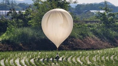 كوريا الشمالية تطلق المزيد من البالونات المحملة بالقمامة باتجاه جارتها الجنوبية
