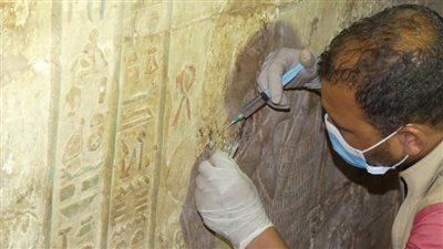 مشروع ترميم معبد إدفو يكشف عن نقوش ملونة لأول مرة بسطح المعبد