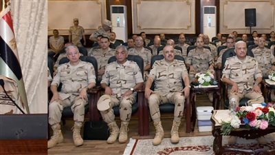 وزير الدفاع يتفقد قاعدة محمـد نجيب العسكرية