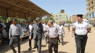 محافظ المنيا يوجه بتطوير موقف الديروطية لخدمة أهالي 22 قرية بملوي