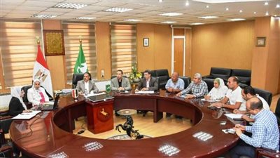 دعماً للسياحة الريفية.. محافظ الشرقية يناقش آليات تنفيذ مشروع إنشاء قرية للبردي بأبوكبير