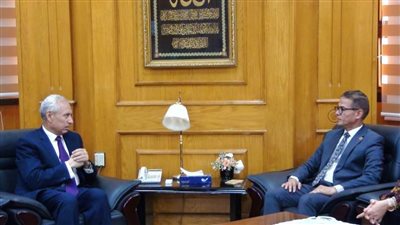 رئيس جامعة المنيا يستقبل فريق هيئة الاعتماد والرقابة الصحية GAHAR