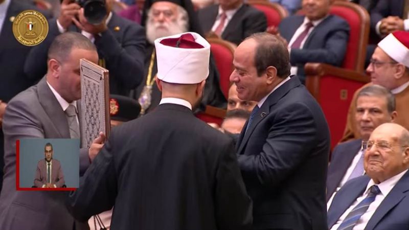 وزير الأوقاف يهدي