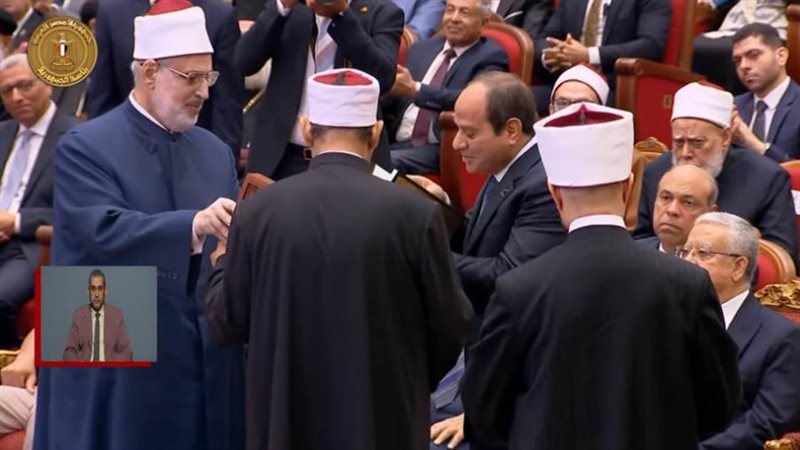 شيخ الأزهر يهدي الرئيس