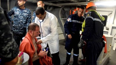 بالصور .. القوات البحرية تنقذ ثلاثة سائحين  بنطاق البحر الأحمر 