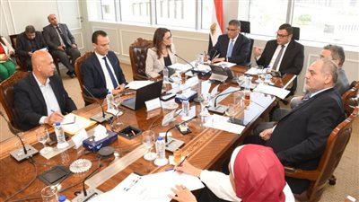 وزير الإسكان ومحافظ الجيزة يستعرضان مخطط تطوير المنطقة المحيطة بالأهرامات 