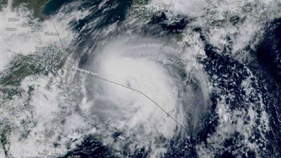 الأقوى منذ 75 عاما.. وصول الإعصار 