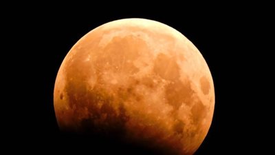 عاجل| ذروة خسوف القمر في سماء مصر