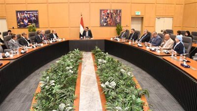 وزير الإسكان يلتقي أعضاء مستثمري العاشر من رمضان للاستماع لطلباتهم