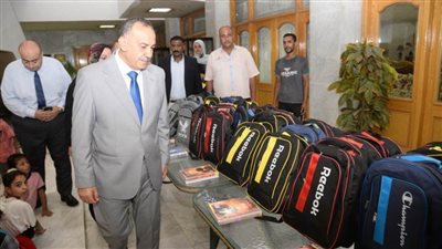 محافظ أسيوط يشهد تسليم شنط مدرسية للطلاب الأولى بالرعاية