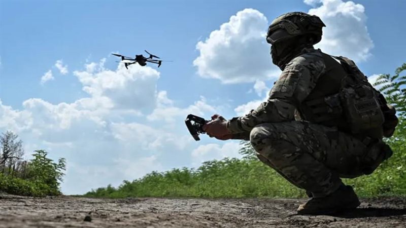 جندي أوكراني يجهز