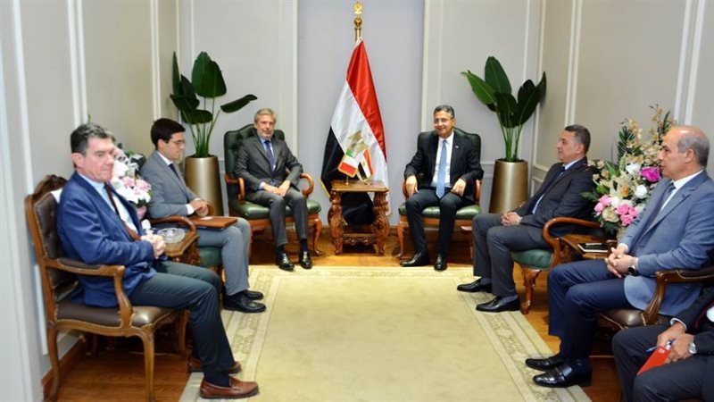 وزير التموين خلال