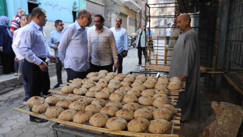 محافظ يتفقد المخابز