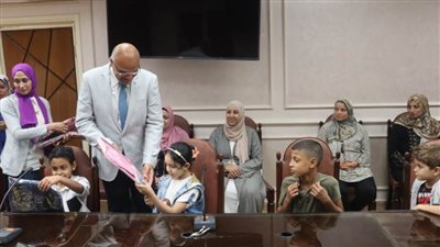 محافظ القليوبية يسلم 300 شنطة مدرسية لأسر برنامج تكافل وكرامة 
