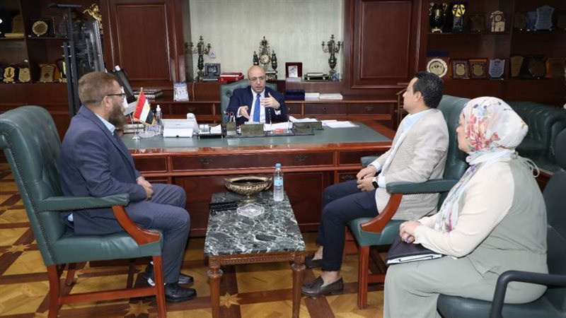 اجتماع محافظ بنى