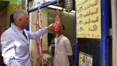  محافظ أسوان يقود حملة على الأسواق ويقرر إغلاق عدد من المحلات والسوبر ماركت