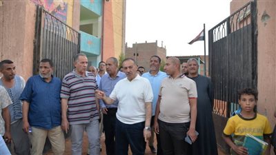 محافظ أسيوط يتفقد مدارس بقرية المندرة وجزيرة الحواتكة بمركز منفلوط