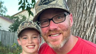 صبي يبلغ من العمر 12 عاما ينقذ حياة والده أثناء هجوم دُب