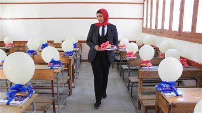 فريق شباب كفر الدوار التطوعي يشارك في استقبال تلاميذ المدارس بالبالونات وتوزيع الحلوى  