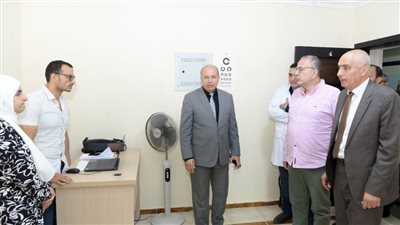رئيس جامعة المنصورة الأهلية يتفقد إجراءات الكشف الطبي للطلاب الجدد