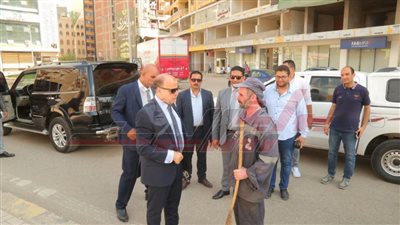 محافظ كفر الشيخ يكافئ أحد أبطال النظافة بميدان الـ 47 