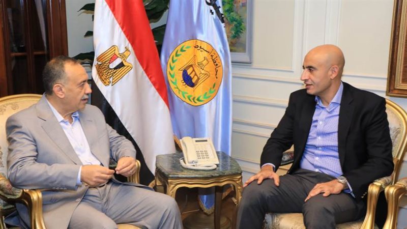 محافظ أسيوط يستقبل