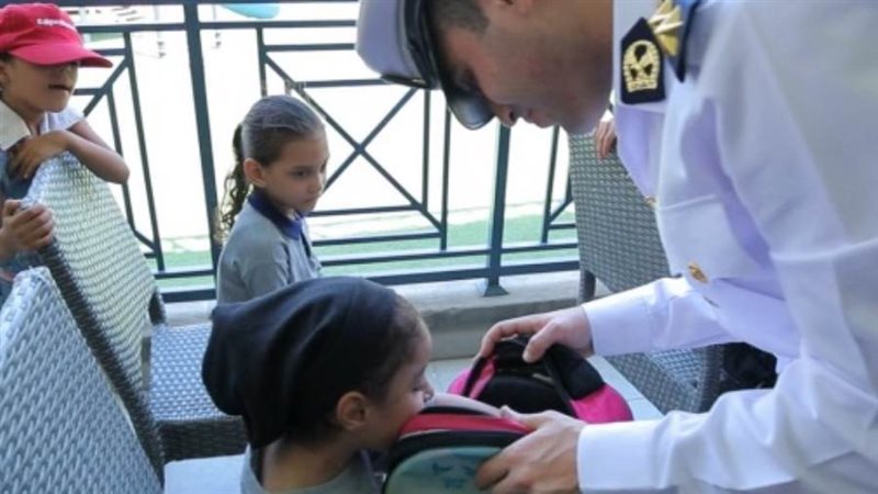 الشرطة توزع حقائب