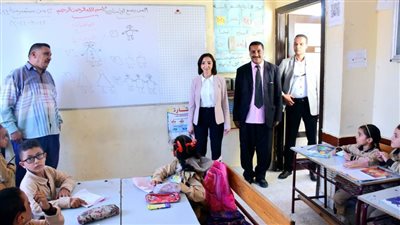 محافظ البحيرة تواصل جولاتها التفقدية بعدد من مدارس إدارتي مركز وبندر دمنهور
