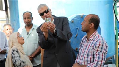 محافظ أسوان يتفقد أبوالريش ويتناول المياه وكوب شاي مع الأهالي لبث الطمأنينة وتأكيد جودة المياه