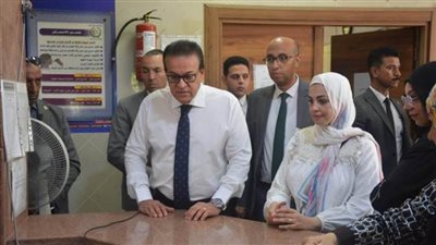  وزير الصحة يعفي مديرة مركز طبي النزهة الجديدة من منصبها في جولة مفاجئة