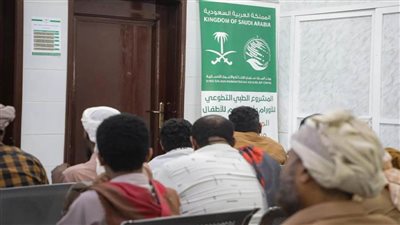 مركز الملك سلمان للإغاثة يدشّن مشروعًا للأورام ويسلم معدات الطاقة الشمسية لوزارة التعليم في اليمن