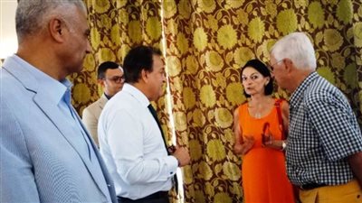 وزيرا الصحة والسكان ومحافظ أسوان يلتقون بفوج سياحي.. وإشادة بمستوى الخدمات السياحية المقدمة لهم