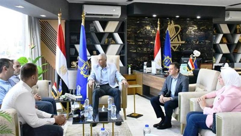 محافظ أسوان يستقبل