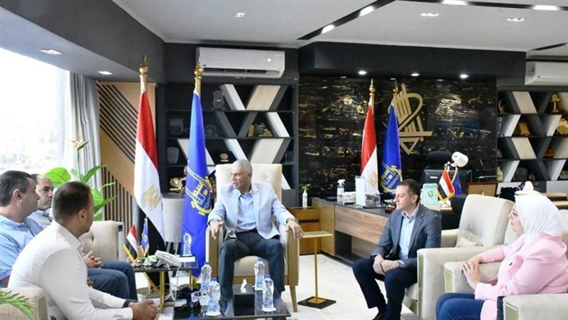 محافظ أسوان يستقبل